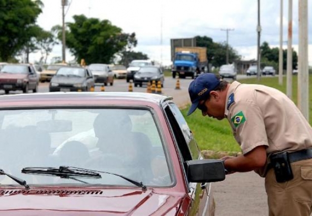 Em rodovias de pista simples, a PRF vai restringir o horário de circulação de veículos de grandes dimensões, para aumentar a fluidez do trânsito.(Arquivo/Agência Brasil)