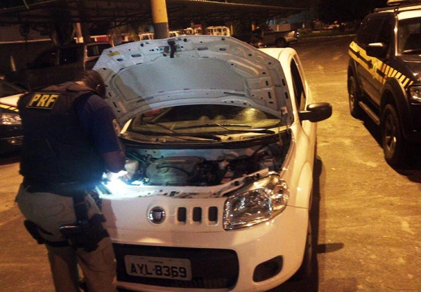 O veículo roubado e clonado passou por uma rigorosa inspeção dos Políciais Rodoviários