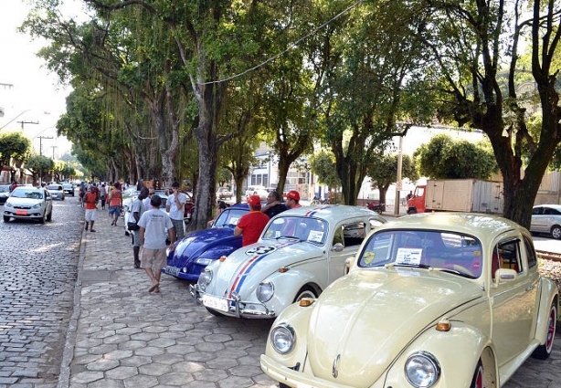 Os Fuscas ocuparam a calçada central da Avenida Astolfo Dutra nesta tarde e começo de noite de sábado de Aleluia