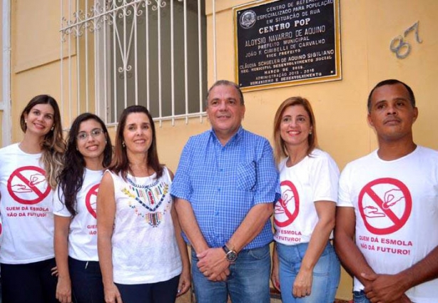 O prefeito de Muriaé, Aloysio Aquino, ao centro, durante a inauguração do Centro Pop