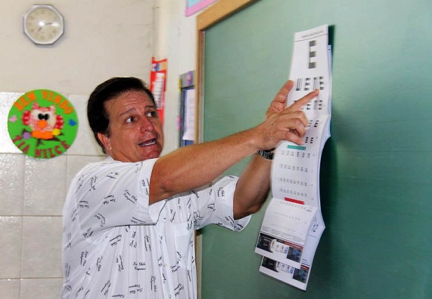 O médico Marcelo Bogado realizou os exames nos alunos da Escola Municipal Maria José Peloso
