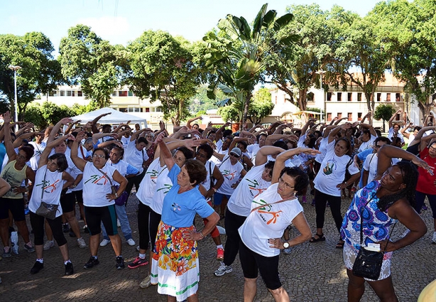 O alongamento coletivo encerrou a caminhada até à Praça Santa Rita