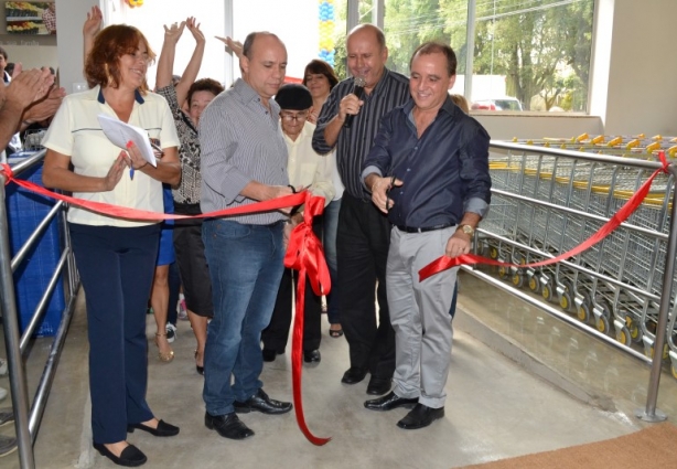 Rosemar, Mário Lúcio e Gilmar, cortam a fita inaugural da filial do Supermercado Morais