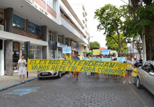O grupo de manifestantes saiu em passeata até à Chácara Dona Catarina