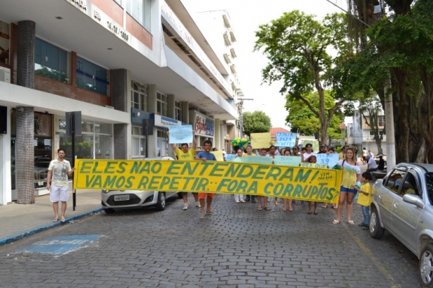 O grupo de manifestantes saiu em passeata at&eacute; &agrave; Ch&aacute;cara Dona Catarina