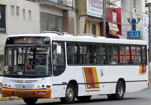 Com uma faca na mão, um rapaz assaltou um ônibus da Viação Bonança nesta tarde