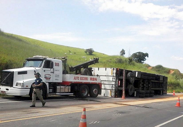 A carreta tombou nesta manhã na BR-116 em Leopoldina