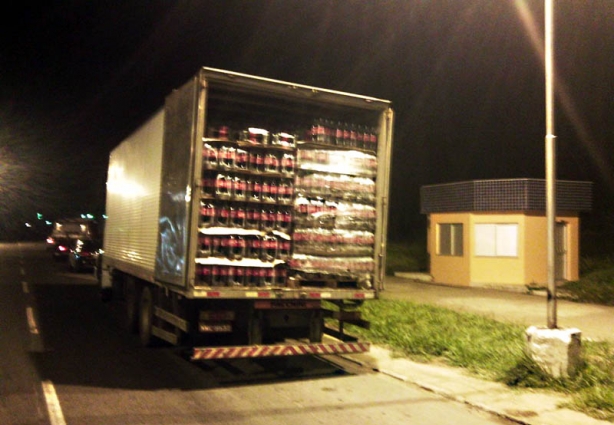 O caminhão carregado com refrigerante foi apreendido e o caso levado para a Delegacia de Polícia Civil