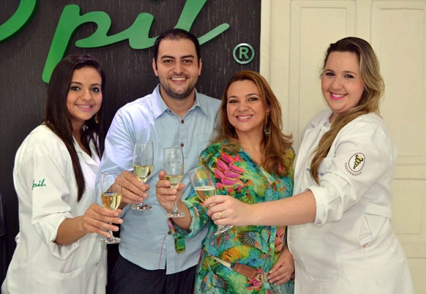 A equipe da D'Pil comemora o lançamento do novo tratamento para redução de medidas