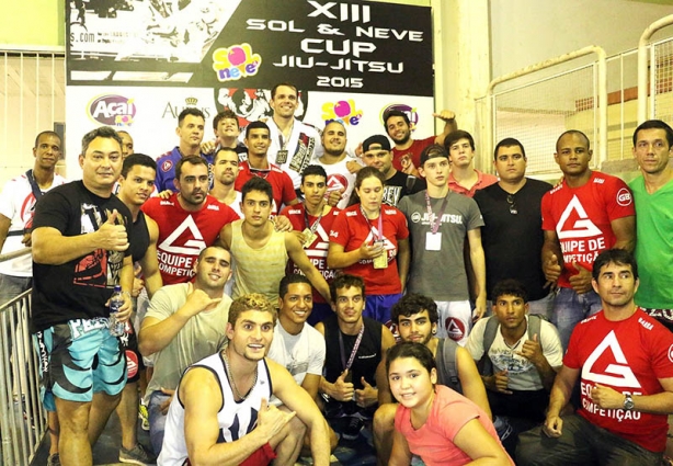 A equipe da Academia Gracie Barra Cataguases que participou da competição