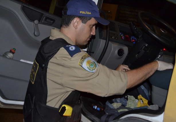 Polícial Rodoviário Federal em Leopoldina faz vistoria na cabine de um caminhão