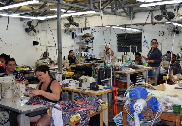 A linha de produção da Bora Bora trabalha normalmente para atender aos pedidos de clientes