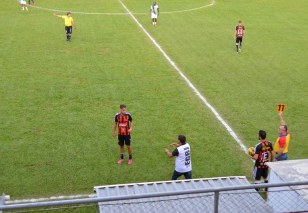 Na lateral do campo, o treinador, Merica, durante o jogo de sua equipe contra o Friburguense