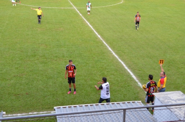 Na lateral do campo, o treinador, Merica, durante o jogo de sua equipe contra o Friburguense