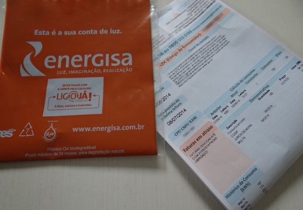 Brasileiro vai continuar pagando R$5,50 a mais a cada 100 Kwh consumido de energia em maio