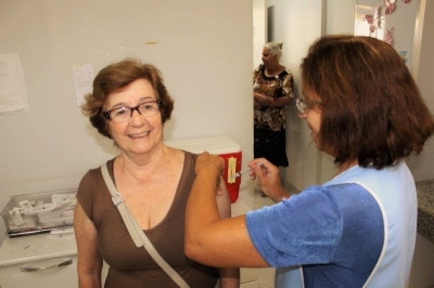 mais de 10 mil idosos dever&atilde;o receber a dose da vacina em Cataguases