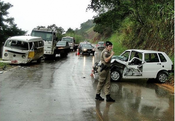 Três veículos se envolveram em um acidente na tarde desta terça-feira entre Miraí e Muriaé