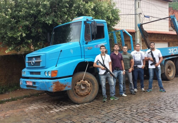 a equipe de investigadores da Polícia Civil de Cataguases em frente ao caminhão resgatado