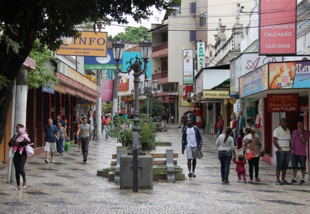 O Calçadão é o principal centro comercial de Cataguases
