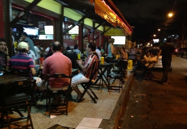 Os comerciantes que quiserem colocar mesas e cadeiras nas calçadas terão de pagar por isso (foto ilustrativa)