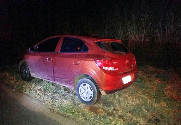 O carro foi roubado em Pirapetinga e abandonado no acostamento da BR-116