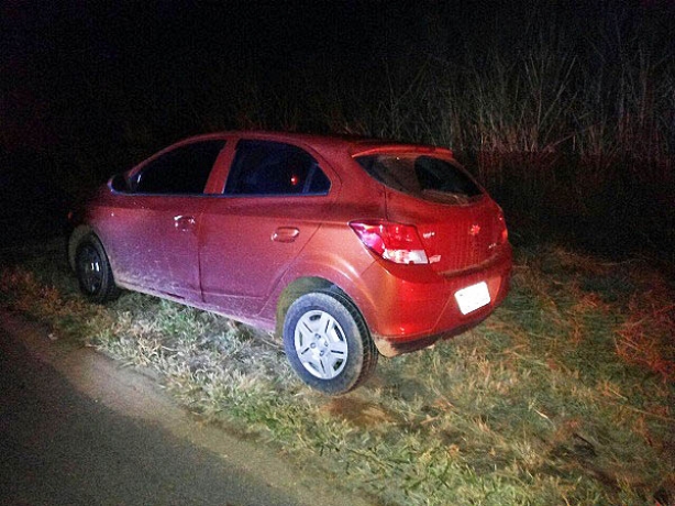 O carro foi roubado em Pirapetinga e abandonado no acostamento da BR-116