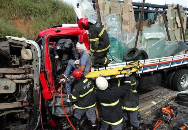 O Corpo de Bombeiros e o Samu fizeram o atendimento no local do acidente