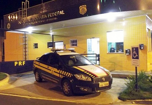 Equipe da Polícia Rodoviária Federal em Leopoldina estavam no local do acidente até o fechamento desta matéria