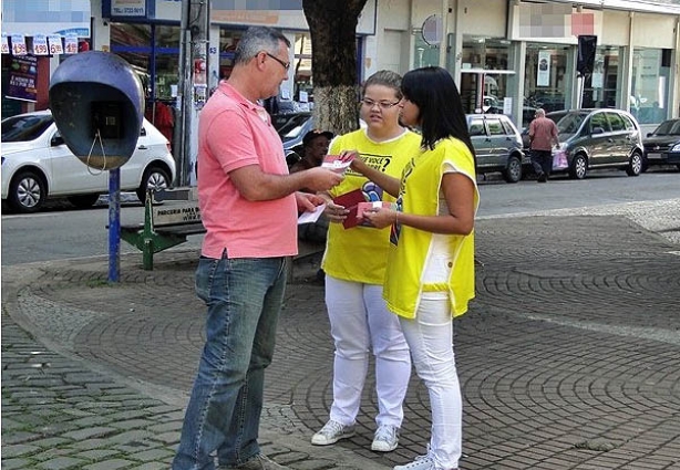 Com abordagem na rua os farmacêuticos conscientizam os transeuntes