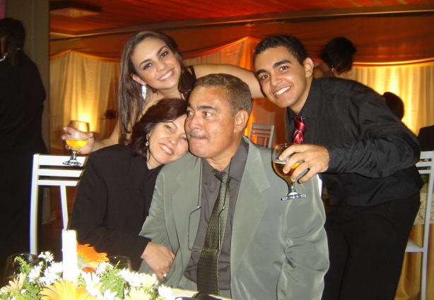 O jornalista Gama Filho com sua esposa e filhos