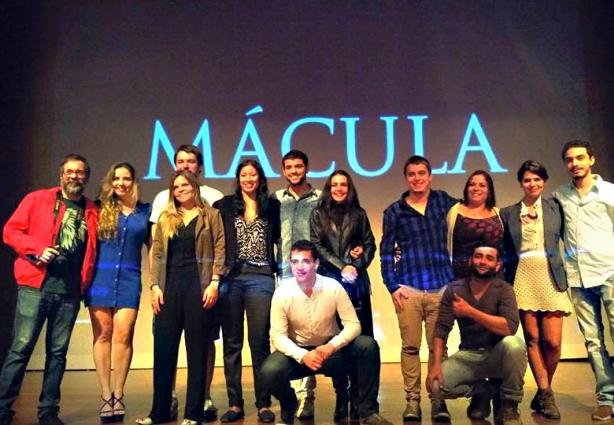 Elenco e produção do filme "Mácula" após sua primeira exibição em Cataguases