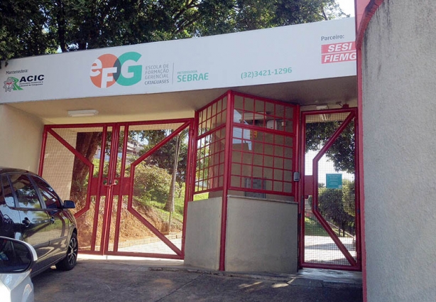 A fachada da escola em Cataguases já utiliza a nova identidade visual
