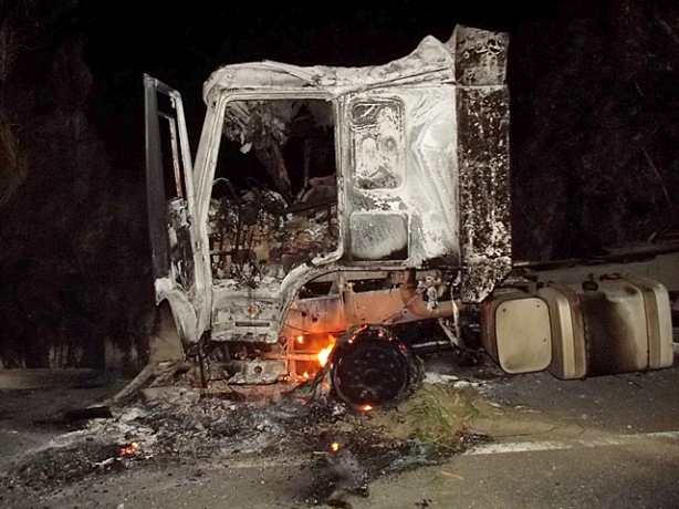 A carreta ficou totalmente destru&iacute;da pelo fogo