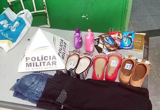 Os produtos que teriam sido furtados nas cinco lojas foram mostrados pela polícia