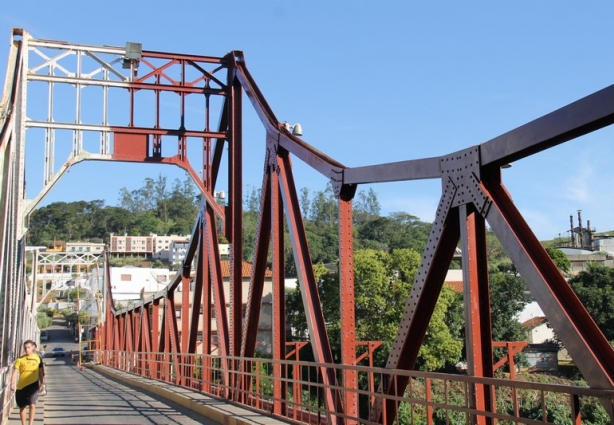 A pintura na cor origina da ponte segue em ritmo acelerado