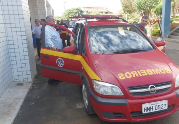 O prefeito Cesinha em visita pela cidade com representantes do Corpo de Bombeiros