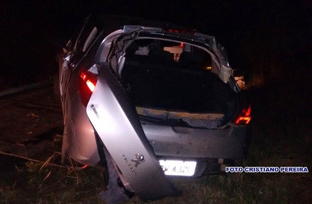 O motorista deste Peugeot foi levado ao hospital e n&atilde;o corre risco de morte