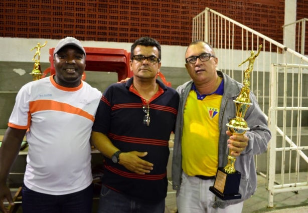 Paulo Santana, presidente da LEC, segura o troféu, que pouco tempo depois foi entregue à equipe da Cataguases Papeis
