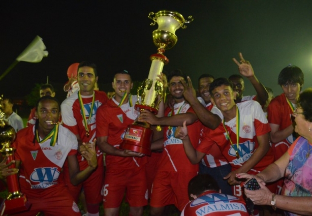 A equipe do Laranjal levantou o troféu de campeão e comemorou a conquista com muita animação