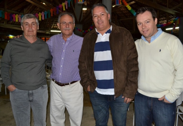 Pedro Junqueira (calça branca) com os demais membros de sua diretoria durante o leilão