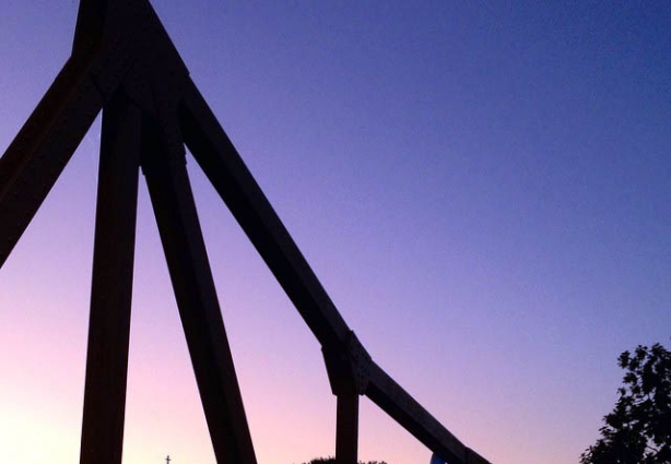 A Ponte Metálica no entardecer do outono cataguasense