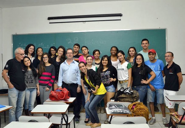 Professores e alunos de Jornalismo da Fagoc, com Marcelo Lopes, após a palestra