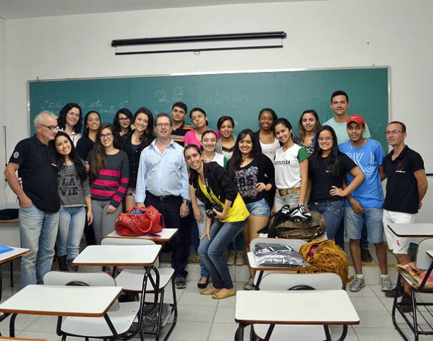 Professores e alunos de Jornalismo da Fagoc, com Marcelo Lopes, ap&oacute;s a palestra