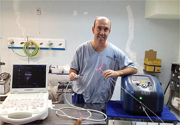 O médico cataguasense, Flávio Gouvêa, pioneiro em cirurgia vascular em Muriaé, está tratando varizes a laser