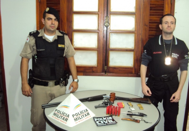 Tenente Carvalho e o delegado Thiago Marty apresentam as armas apreendidas