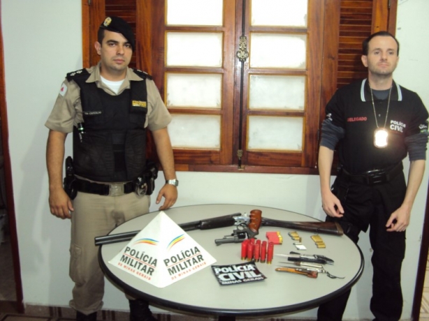 Tenente Carvalho e o delegado Thiago Marty apresentam as armas apreendidas