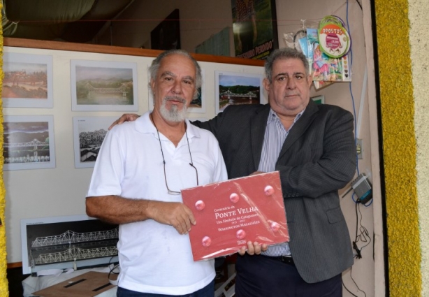 Washington Magalhães e o prefeito Cesinha Samor, durante o lançamento do livro momentos antes das comemorações do centenário da ponte