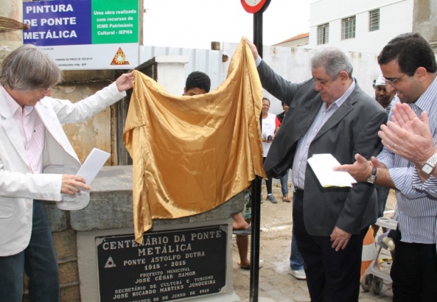 A placa alusiva ao centenário da Ponte Metálica foi descerrada pelo prefeito Cesinha e secretário de Cultura, Zeca Junqueira
