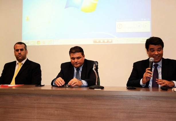 Da esquerda para a direita: Rodrigo Monteiro Martins, Márcio Facchini Garcia e o professor Allan de Oliveira