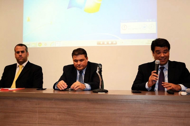 Da esquerda para a direita: Rodrigo Monteiro Martins, M&aacute;rcio Facchini Garcia e o professor Allan de Oliveira